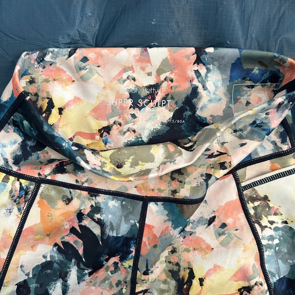Sweaty Betty Super Sculpt 7/8 Leggings Watercolor Design - Picture 9 of 9
